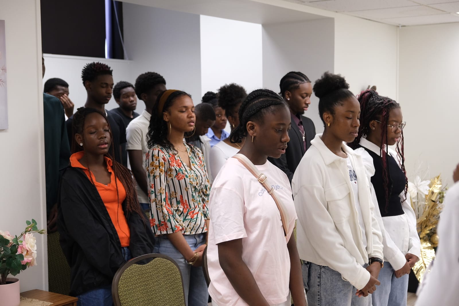 Un groupe de jeunes de l’église réunis debout pendant le culte