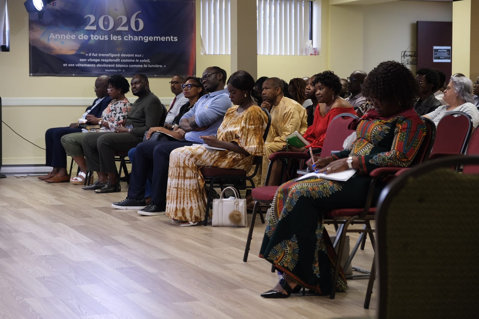 La salle de culte avec la bannière « 2026, Année de tous les changements »